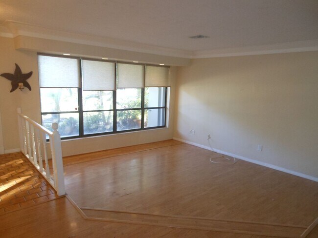 Foto del edificio - CHARMING 2 BEDROOM POOL HOME IN THE HEART OF JENSEN BEACH