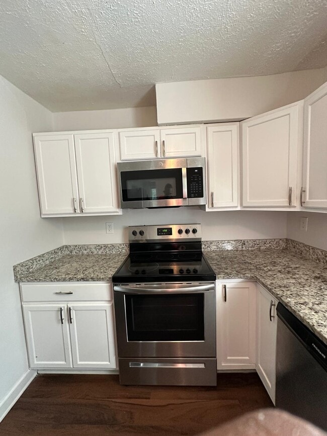 Building Photo - 1165 Lakeshore Dr