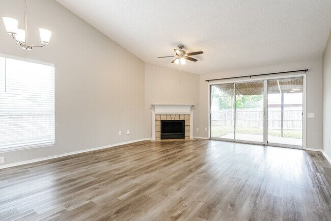 Foto del edificio - 4653 Feathercrest Dr