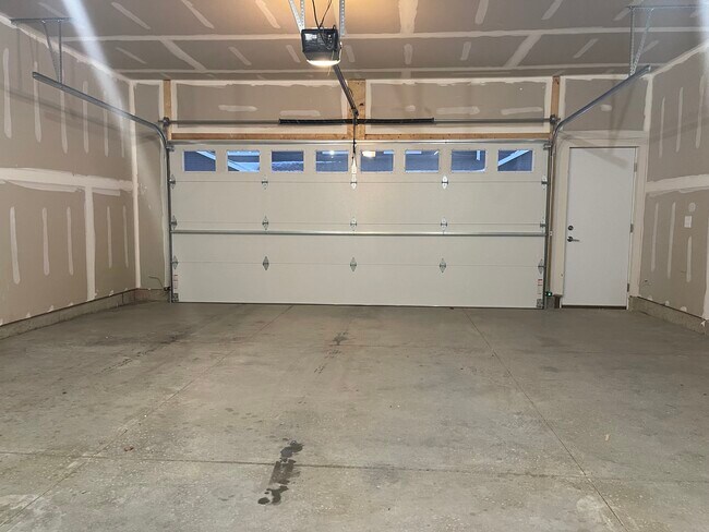 Amplio garaje para 2 coches. - 4856 Lacy Rd