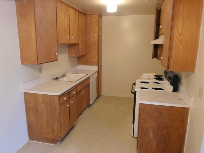Building Photo - 41574-41588 Marine Dr