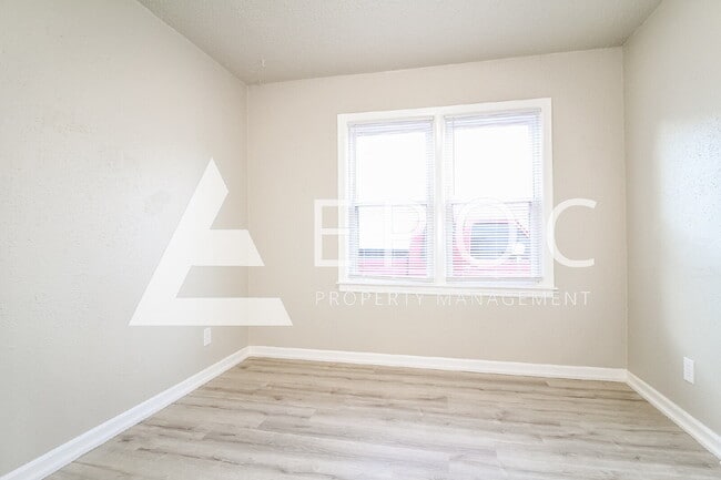 Building Photo - 3010 N Fonshill Ave