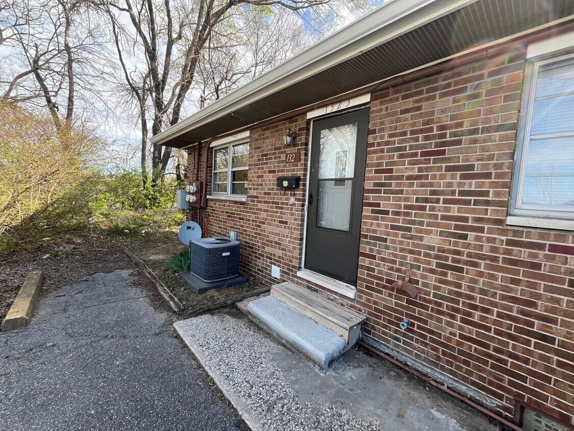 Primary Photo - 2 Bedroom Apartment in Wood River