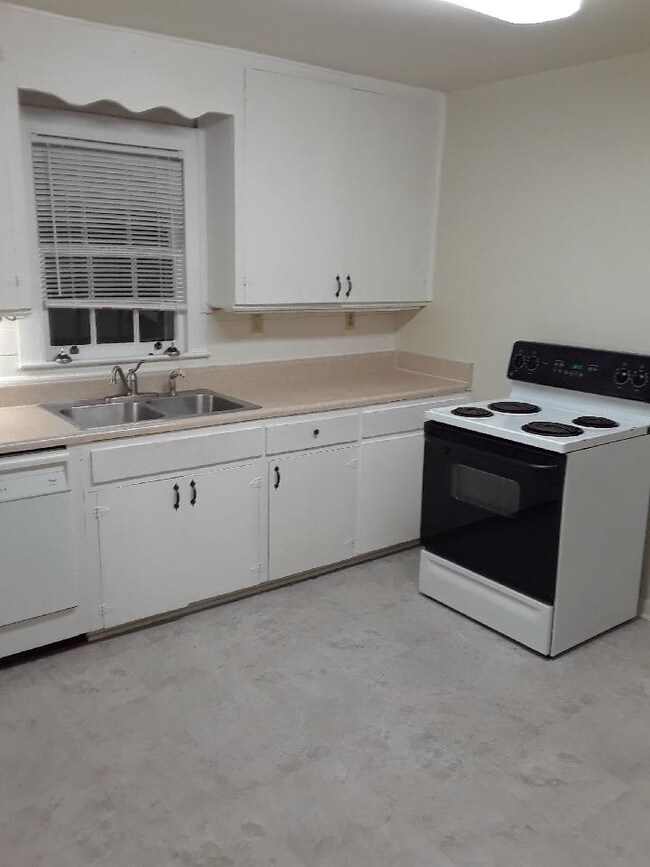 Building Photo - 4641 Anderson Pl