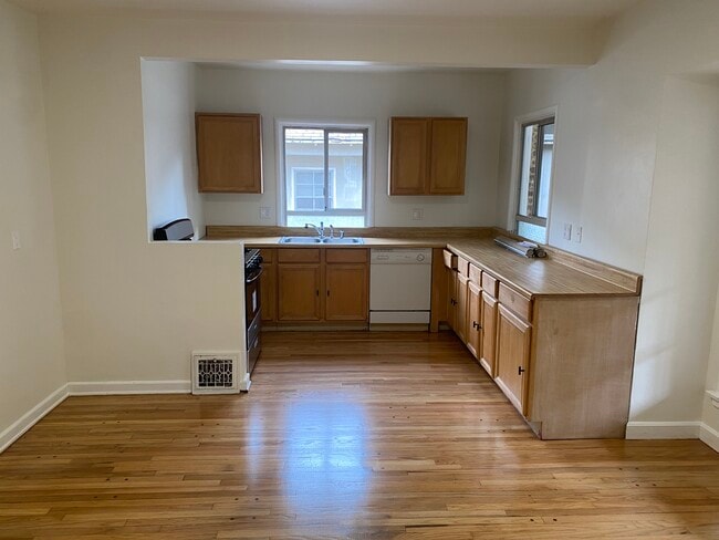 upstairs kitchen - 11147 La Maida St