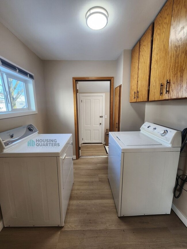 Building Photo - This 3-bed, 1-bath home features original woodwork, a covered front porch, a fenced yard, and an ...