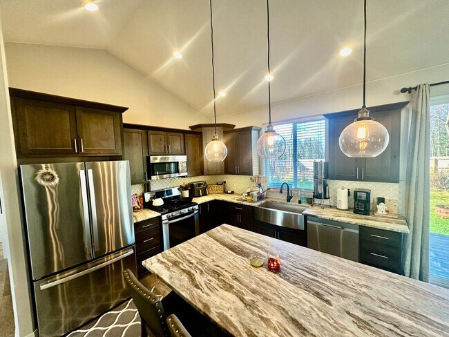 Building Photo - Beautiful & Cozy 4 bed 3 bath, 3 car garag...