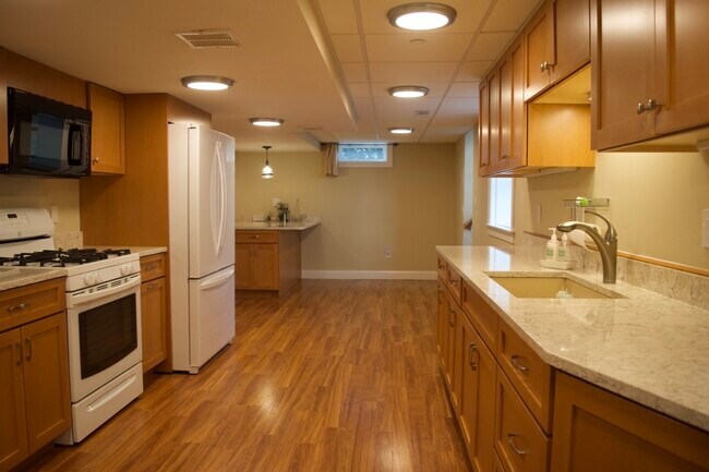 Foto del edificio - 9 Pinehurst Ave