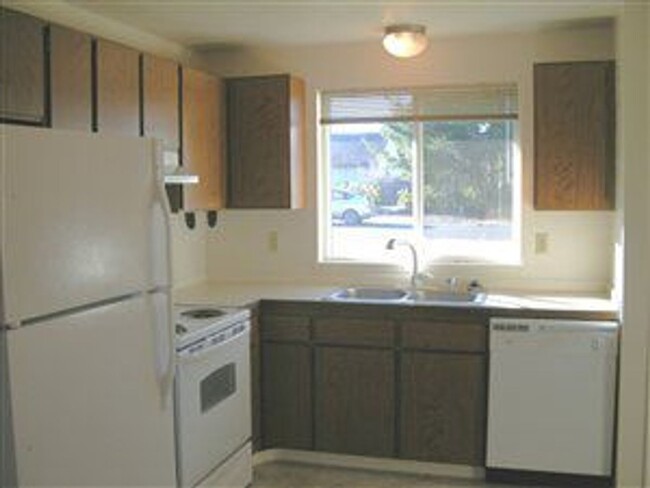 Building Photo - 2 Bedroom 1 Bath Duplex in Port Hadlock