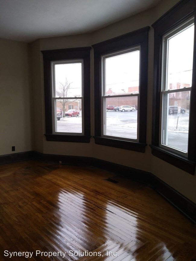 Building Photo - 135 E Walnut St