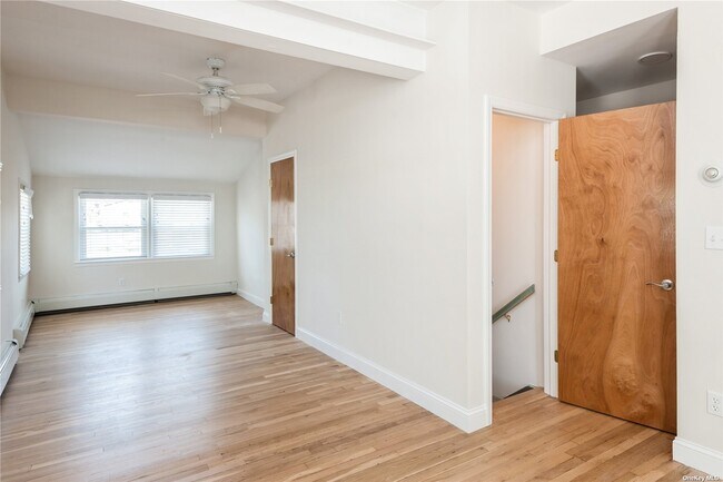 Building Photo - 425 Bayville Ave