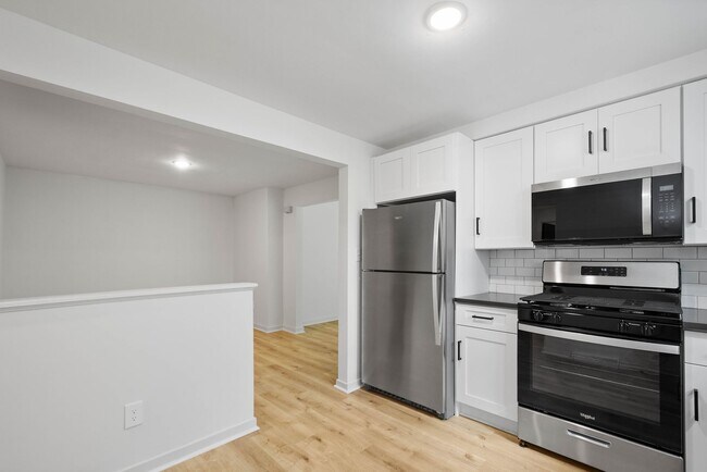 Foto del edificio - READY FOR MOVE IN! FULLY RENOVATED 2-BEDRO...
