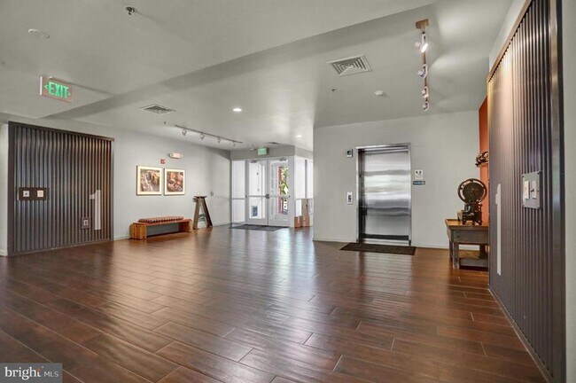Foto del edificio - *Trendy Penthouse Condo in the Heart of Wo...
