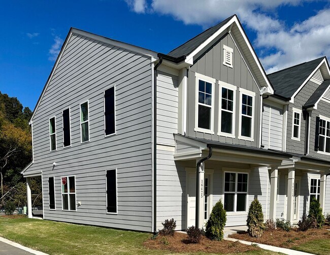 Building Photo - 2BR/3BA End Unit Townhome in Pringle Towns