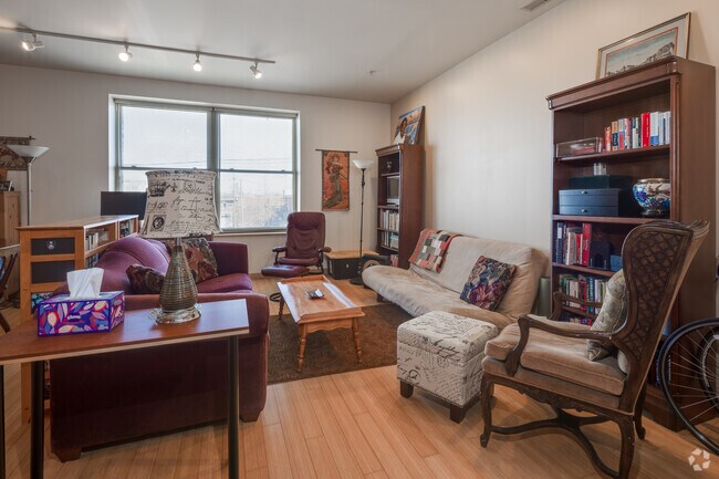 2 habitaciones, 1 baño - 1171 pies cuadrados - Sala de estar - The Hickory