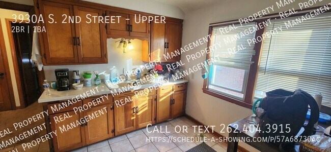 Building Photo - Two bedroom upper duplex in great Milwauke...