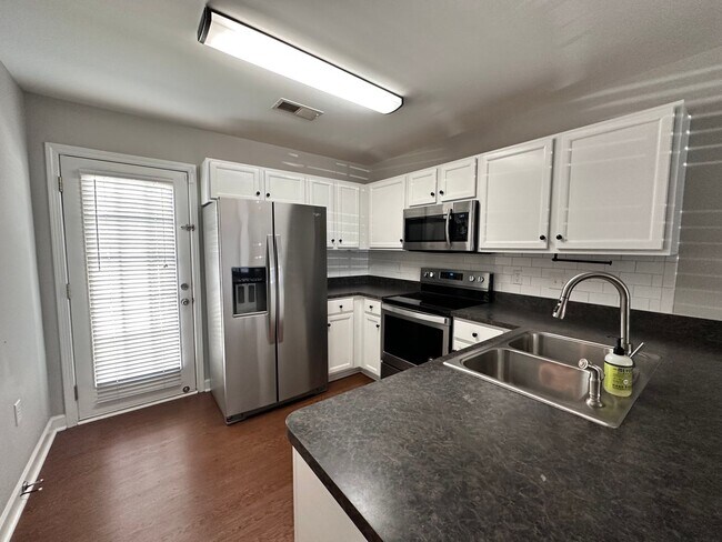 Foto del edificio - Exclusively Offered By Muse Realty Rentals...