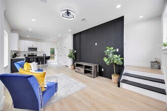 Building Photo - 2112 Des Chaumes St