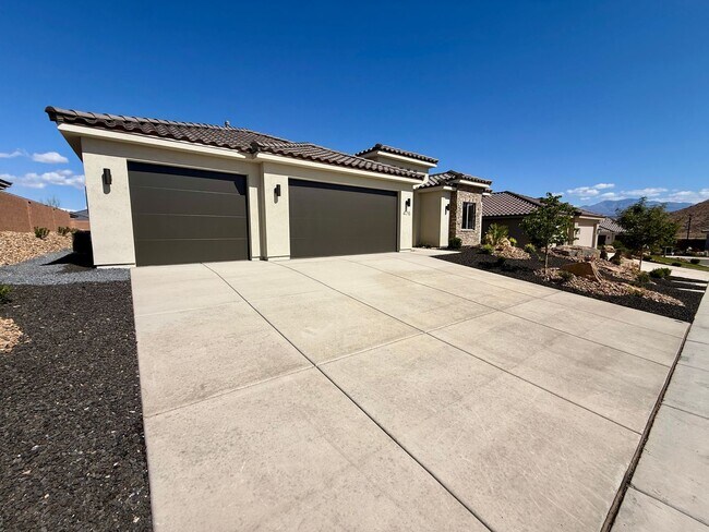 Foto del edificio - Beautiful 4-BR Home in Sunbrook Community