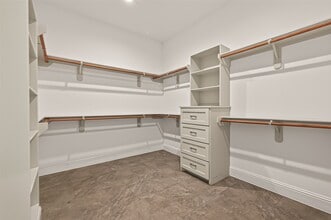 Building Photo - 2209 Silverbonnet St
