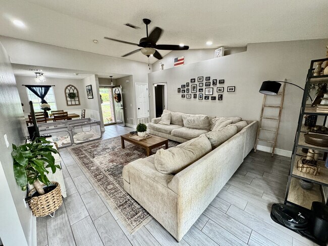 Building Photo - 6895 Community Dr