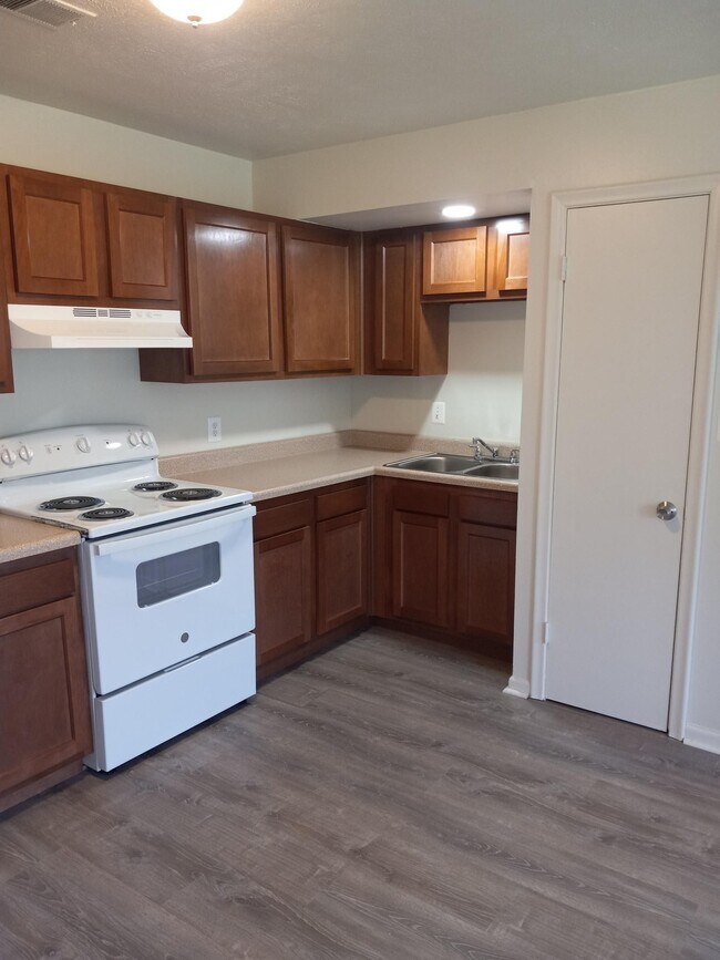 Maplewood Manor Apartments in Garden City, MI