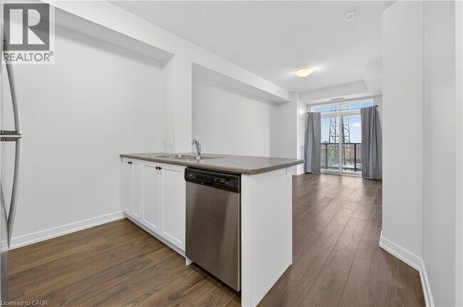 Photo du bâtiment - 5055 Greenlane Rd