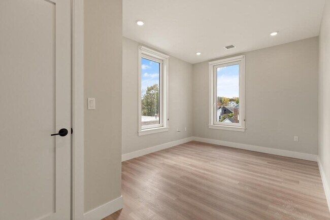 Building Photo - 211 Green St