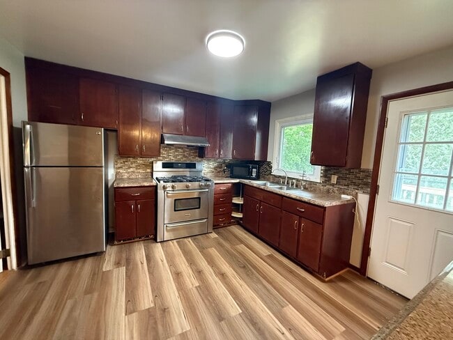 Building Photo - 613 Newberry Dr