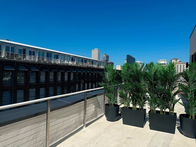 Building Photo - 1050 Annunciation St