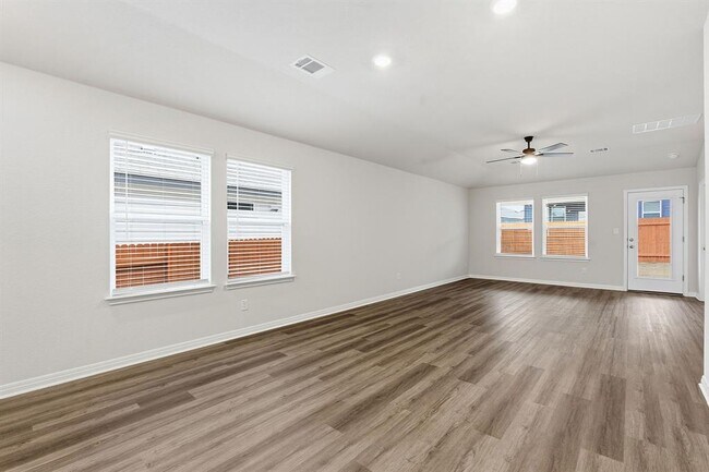 Building Photo - 825 Sun Grv Trl