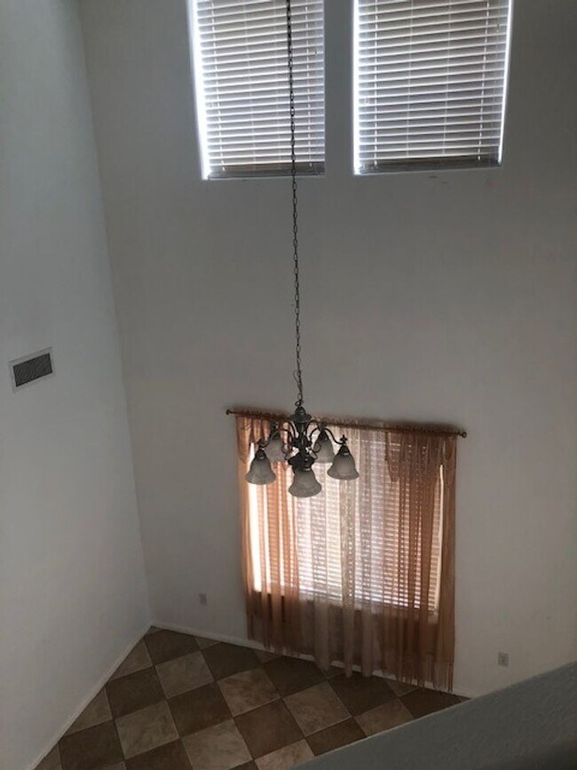Foto del edificio - Expansive 3 Bedroom Treat with 2+ Bonus Ro...