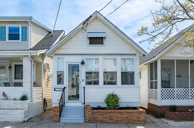 Building Photo - 208 E Bennett Ave