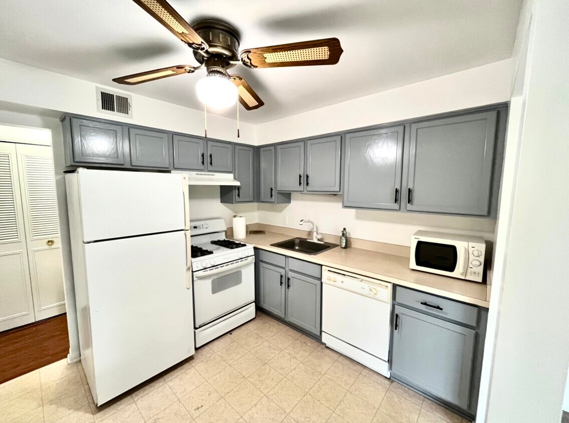 484 Fox Hills Dr N Unit 3, Bloomfield Township, MI 48304 Condo for