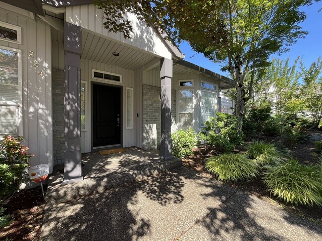 Foto del edificio - Beautifully Updated 3-Bedroom Bethany Home with Chef's Kitchen, Huge Bonus Room and Private Backyard