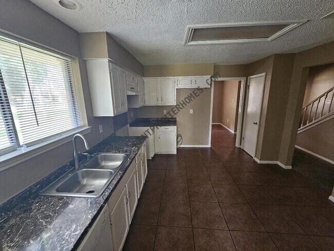 Foto del edificio - 17323 Glenhew Rd