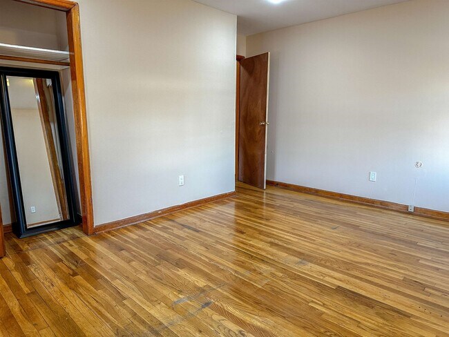 Foto del edificio - 325-327 John St