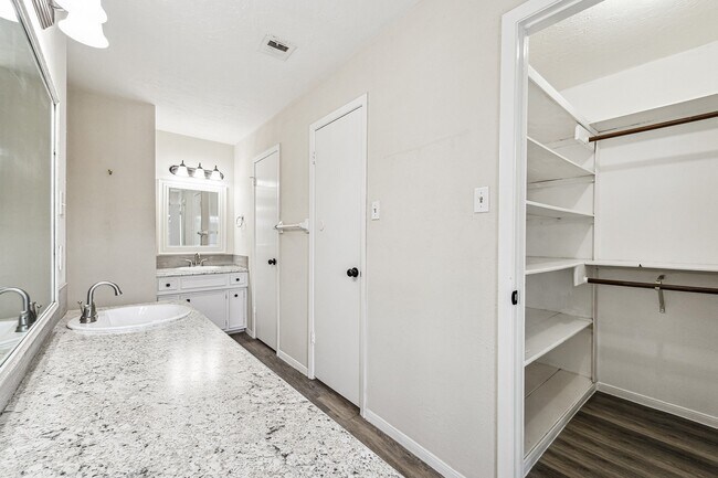 Building Photo - 3013 Bee Cave Dr