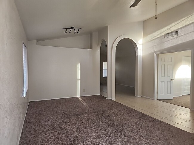 Building Photo - ?4 Bed / 2 Bath Single Level Gilbert Home with vaulted Ceilings *New Paint*?