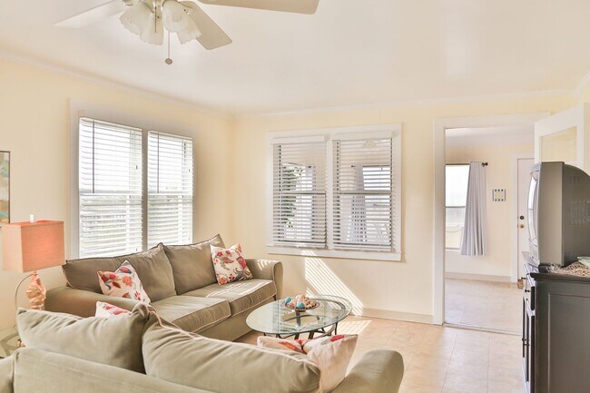 Foto del edificio - Charming Beach-Front 4bd Home