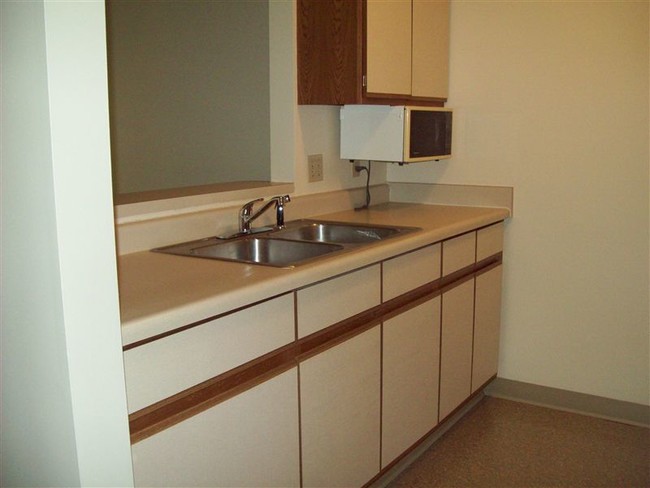 Building Photo - 315 Pine Tree Dr