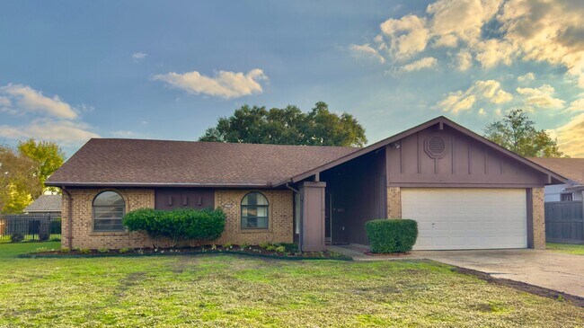 Building Photo - Stunning 4/2/2 in Carrollton Ready For Mov...