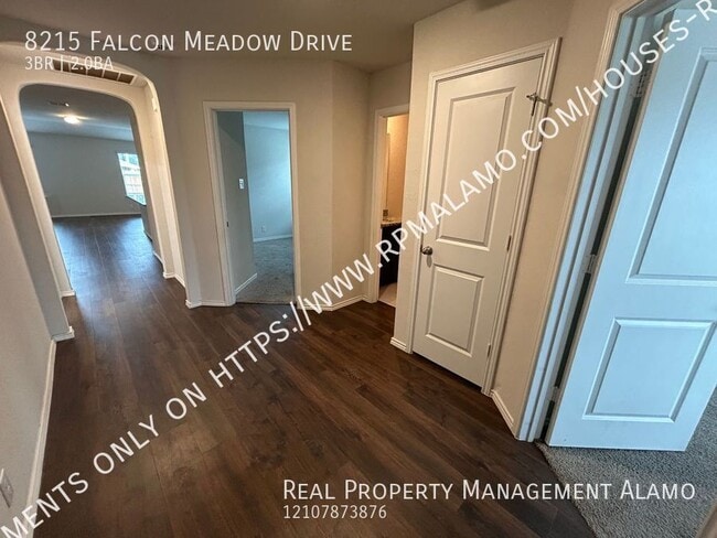 Foto del edificio - 8215 Falcon Meadow Dr