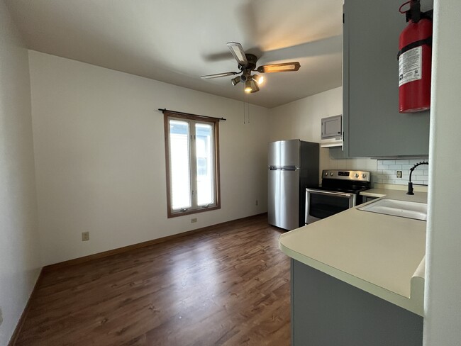 Kitchen - 3027 W Mount Vernon Ave