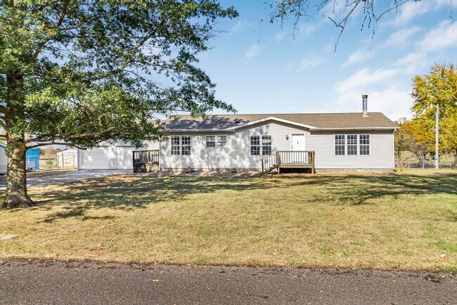 Building Photo - Nice 3bed/2bath home w/fenced in yard