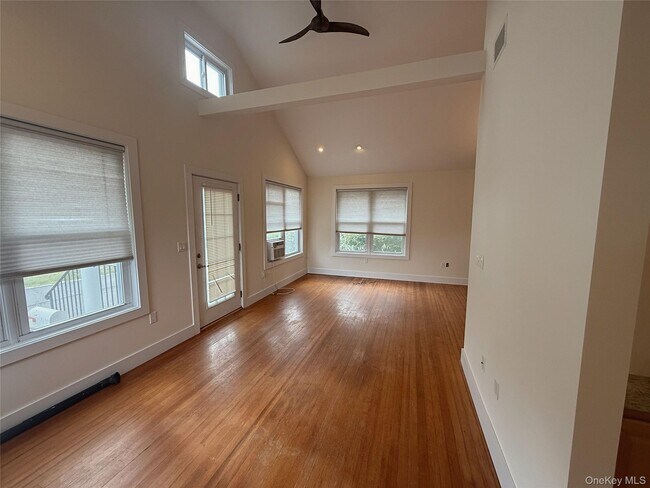 Foto del edificio - 17 Lakeland Ave