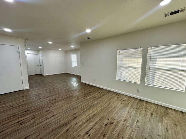 Building Photo - 2615 Oates Dr