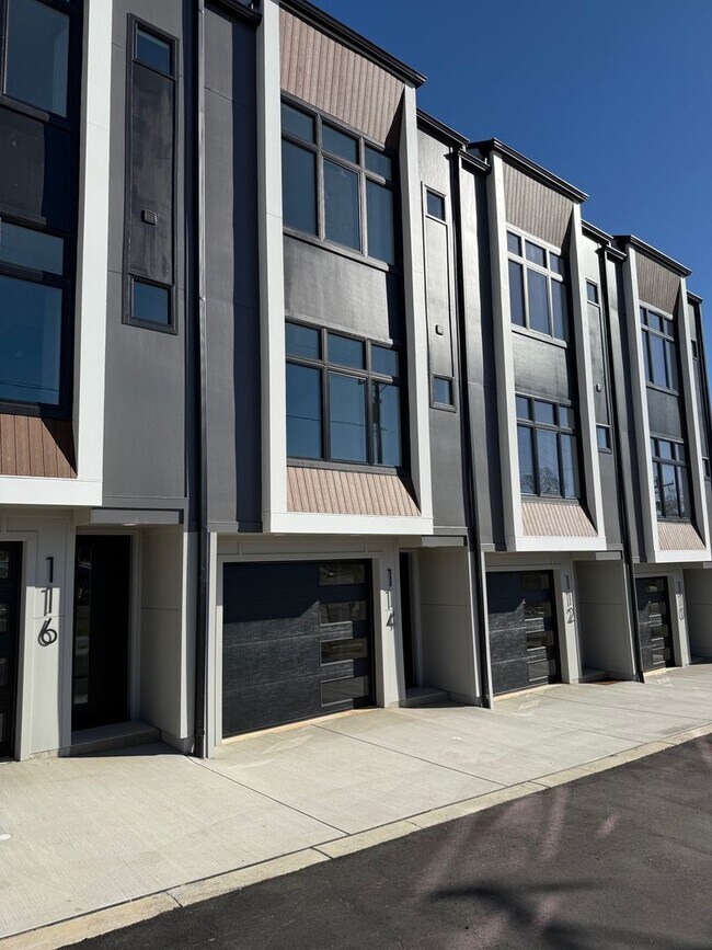 Foto del edificio - LUXURY Rooftop Terrace Townhome