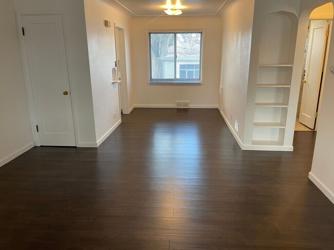 Building Photo - 815 Simpson St