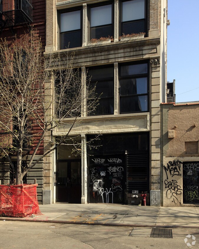 Building Photo - 25 E 4th St